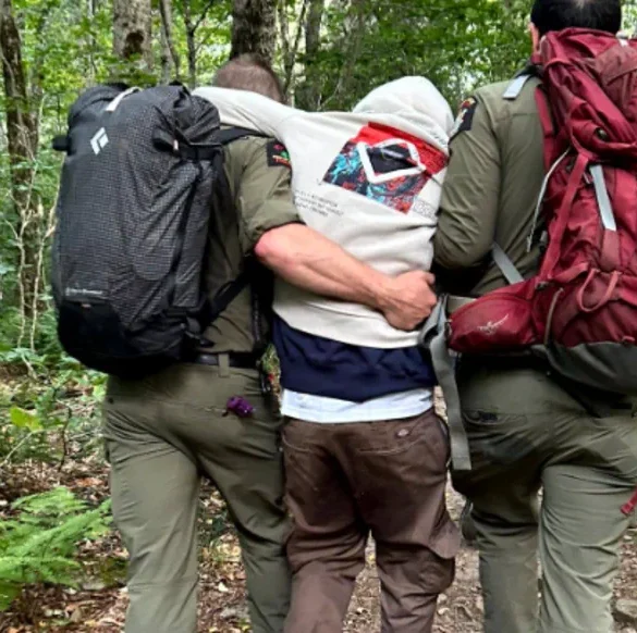 Une randonnée qui tourne mal : des randonneurs en pleine montagne