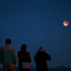 Une spectaculaire éclipse lunaire totale laisse la Lune teinte de sang
