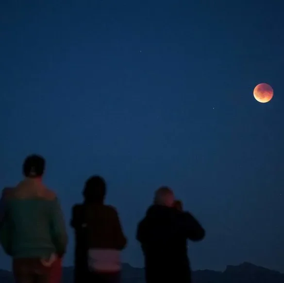 Une spectaculaire éclipse lunaire totale laisse la Lune teinte de sang