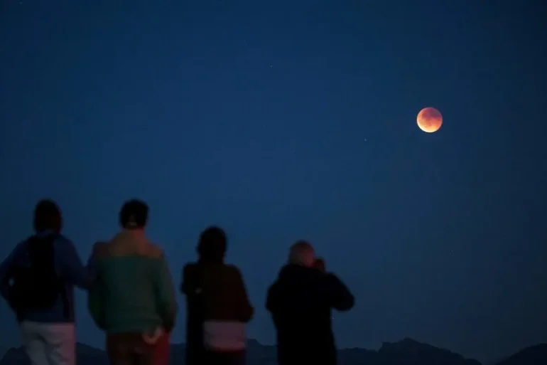 Une spectaculaire éclipse lunaire totale laisse la Lune teinte de sang