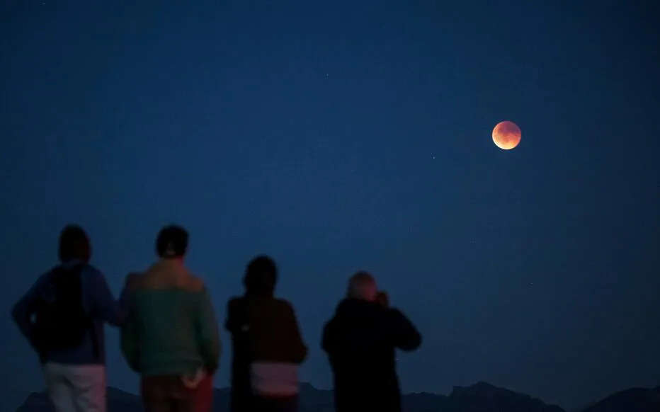 Une spectaculaire éclipse lunaire totale laisse la Lune teinte de sang