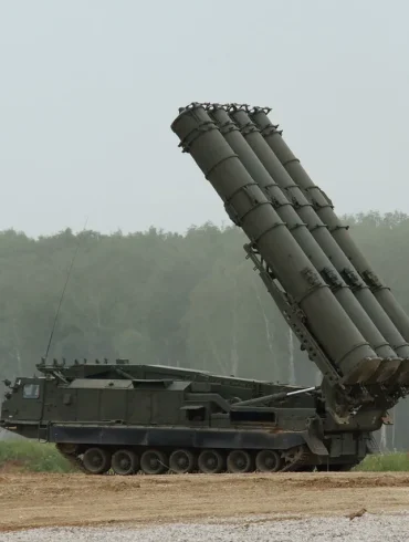 La défense aérienne russe abat plusieurs missiles ennemis au-dessus de Belgorod