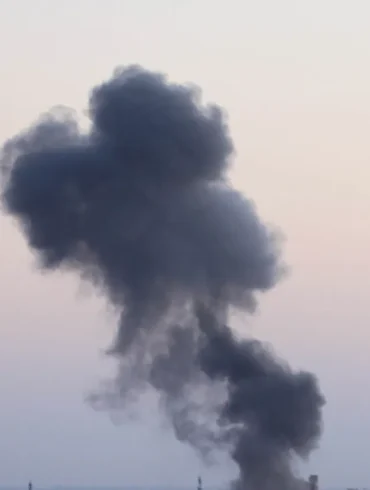 Une impressionnante colonne de fumée s'élève au-dessus de Lviv, dans l'ouest de l'Ukraine